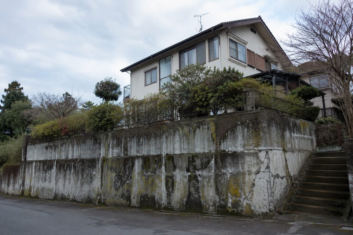 古い擁壁がある高低差のある住宅地