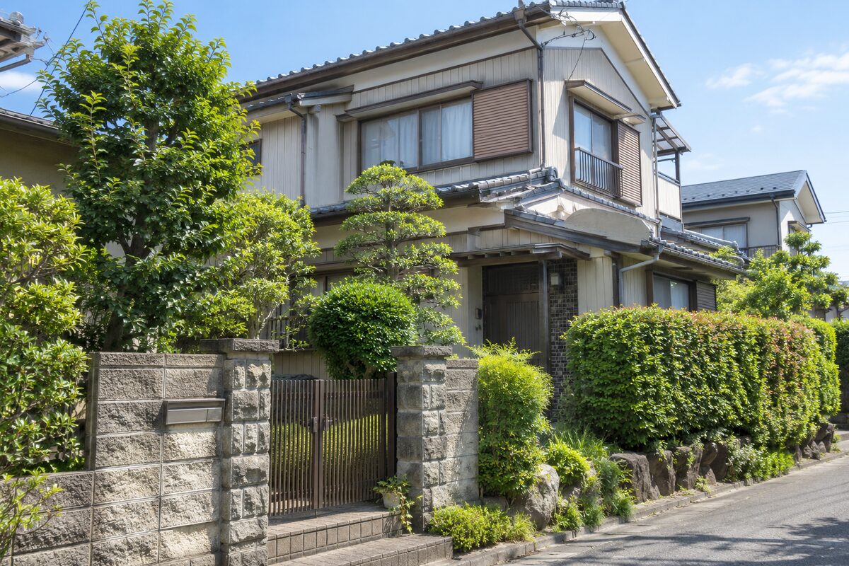 相続した実家を換価分割で売却し、単独名義と共有名義のどちらで相続登記するか比較するイメージ