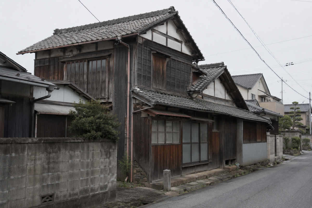 旧耐震基準で建てられた古い家屋の売却を検討するイメージ